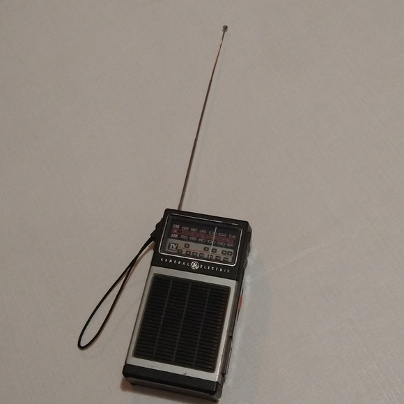 Vintage GE Handheld Radio w/TV Sound - Picture 7 of 11